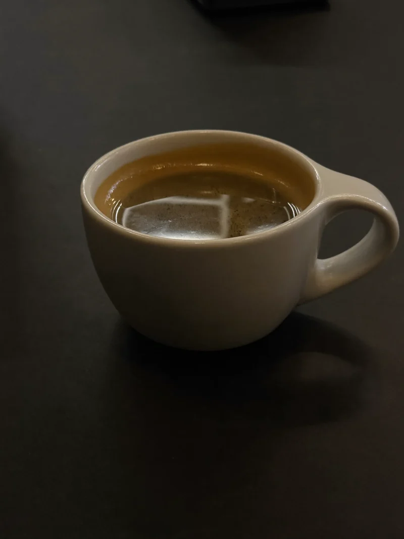 Konzeptstudie: unbeschriftete Keramiktasse mit Spezialitätenkaffee, KI-Illustration